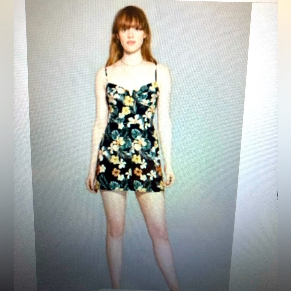 WILD FABLE FLORAL PRINT ROMPER IN MEDIUM SIZE WITH ADJUSTABLE STRAPS